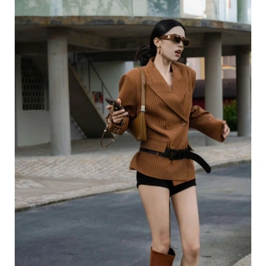 Áo Blazer Dáng Đứng Túi Ẩn Tối Giản Phong Cách Trẻ Trung Hiện Đại Giá 360.000 VND 6 Áo Blazer Dáng Đứng Túi Ẩn Tối Giản Phong Cách Trẻ Trung Hiện Đại Giá 360.000 VND 6