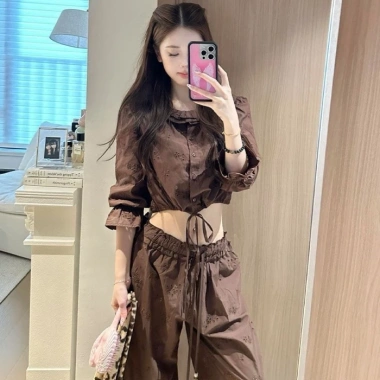 Áo Blouse Retro Cao Cấp Ôm Body - Phong Cách Thu Đông 2.025, Giá Ưu Đãi 142.560₫