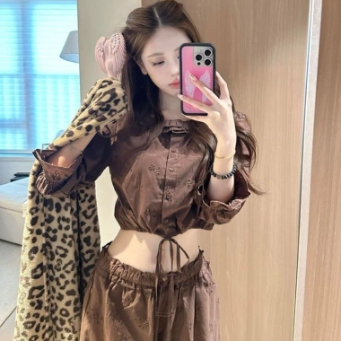 Áo Blouse Retro Cao Cấp Ôm Body - Phong Cách Thu Đông 2.025, Giá Ưu Đãi 142.560₫