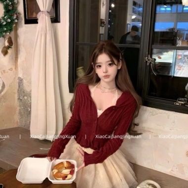 Áo cardigan dệt kim đỏ trắng Hàn Quốc và váy puffy cao cấp, chỉ 142.560 VND