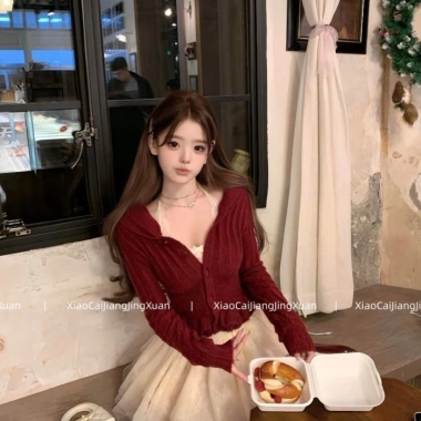 Áo cardigan dệt kim đỏ trắng Hàn Quốc và váy puffy cao cấp, chỉ 142.560 VND