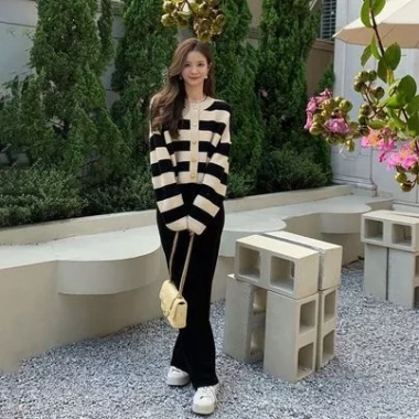 Áo Cardigan Len Croptop Cúc Vàng Kẻ Sọc Ngang Phong Cách Hàn Quốc NGOMINH SP39 149k 7 Áo Cardigan Len Croptop Cúc Vàng Kẻ Sọc Ngang Phong Cách Hàn Quốc NGOMINH SP39 149k 7