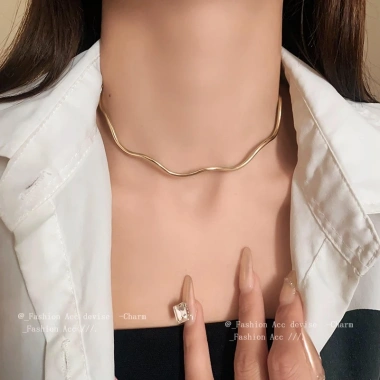 Áo cổ tròn Châu Âu Mỹ, punk cá tính, vòng cổ thời trang bé gái 30.080₫
