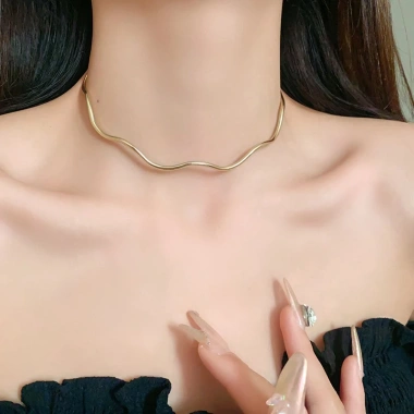 Áo cổ tròn Châu Âu Mỹ, punk cá tính, vòng cổ thời trang bé gái 30.080₫