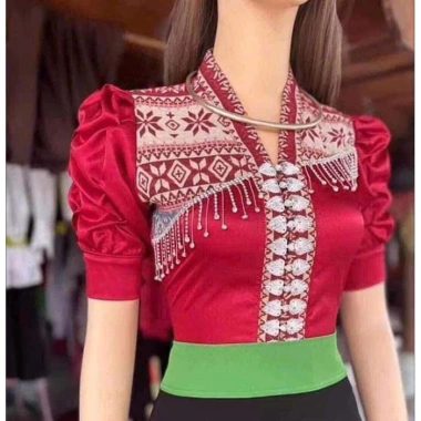 Áo cổ V phi bóng đỏ đô thổ cẩm, tay bồng đỏ, áo cóm dân tộc Thái - Giá chỉ 300.000₫ 2 Áo cổ V phi bóng đỏ đô thổ cẩm, tay bồng đỏ, áo cóm dân tộc Thái - Giá chỉ 300.000₫ 2