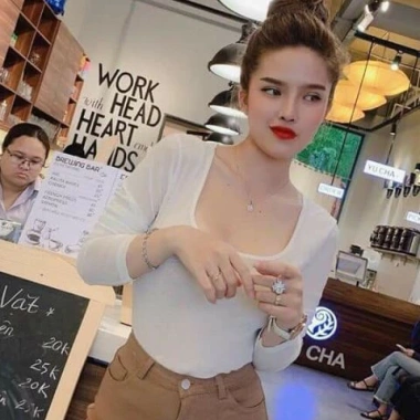 Áo cổ vuông dài tay dáng vừa – Giá ưu đãi 82.110₫, giá gốc 100.995₫, phong cách thời trang 8