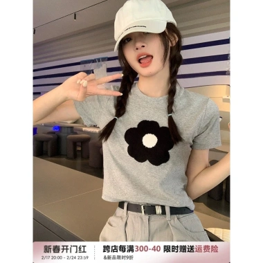Áo cộc ngắn tay mùa hè màu xám cổ tròn họa tiết bông hoa thời trang Hàn Quốc nữ bigsize QCCC KK SP130 giảm còn 190.000 VND 4