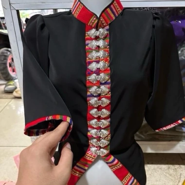Áo cóm cổ đứng lụa hàn đen nẹp thổ cẩm khít tay lỡ Giá chỉ 200.000đ Áo cóm cổ đứng lụa hàn đen nẹp thổ cẩm khít tay lỡ Giá chỉ 200.000đ
