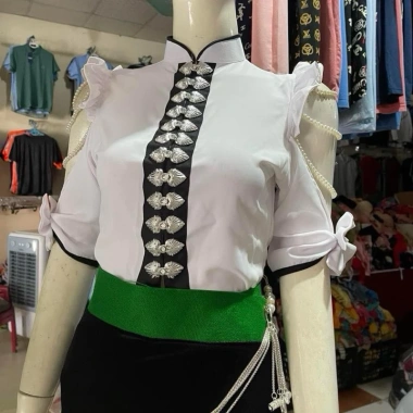 Áo cóm cổ đứng lụa Hàn trắng tay nơ dây ngọc - Độc đáo dân tộc Thái, giảm còn 250.000 VND Áo cóm cổ đứng lụa Hàn trắng tay nơ dây ngọc - Độc đáo dân tộc Thái, giảm còn 250.000 VND