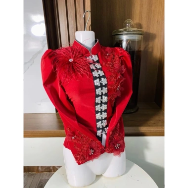 Áo cóm cổ đứng lụa mềm đỏ đô tay dài, đá cổ hoa lông vũ, ren ngực - Giá giảm 550k Áo cóm cổ đứng lụa mềm đỏ đô tay dài, đá cổ hoa lông vũ, ren ngực - Giá giảm 550k