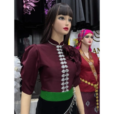 Áo cóm cổ đứng lụa mềm đỏ mận tay bồng - Áo dân tộc Thái giảm còn 300.000đ 2 Áo cóm cổ đứng lụa mềm đỏ mận tay bồng - Áo dân tộc Thái giảm còn 300.000đ 2