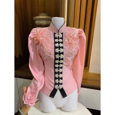Áo cóm cổ đứng lụa mềm hồng tay dài, đá cổ hoa ren 2 bên Thái - giảm còn 500.000₫ 2