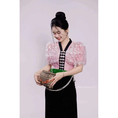 Áo cóm cổ đứng lụa mềm hồng tay dài, đá nhỏ 2 cánh bươm, phong cách dân tộc Thái - Giảm tới 300k 3 Áo cóm cổ đứng lụa mềm hồng tay dài, đá nhỏ 2 cánh bươm, phong cách dân tộc Thái - Giảm tới 300k 3