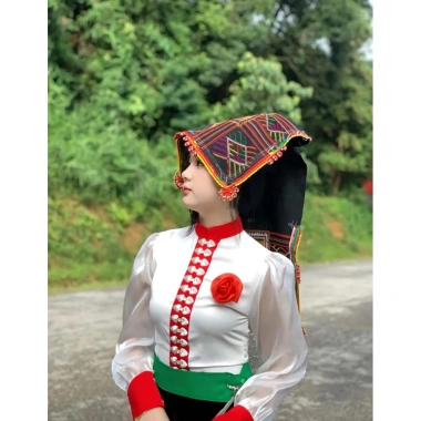 Áo cóm cổ đứng lụa mềm trắng, cổ đỏ nẹp đỏ, tay tơ dài - Dân tộc Thái, giá 270k 2