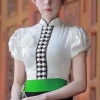 Áo cóm cổ đứng lụa mềm trắng tay cộc hoa hồng, đá nhỏ cổ, kim tuyến dân tộc thái – 350.000₫