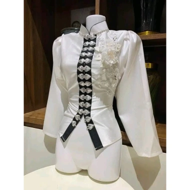 Áo cóm cổ đứng lụa mềm trắng tay dài, đá hoa cúc trắng - Áo dân tộc Thái 400k 2 Áo cóm cổ đứng lụa mềm trắng tay dài, đá hoa cúc trắng - Áo dân tộc Thái 400k 2