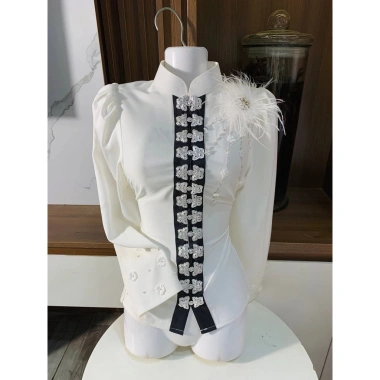 Áo cóm cổ đứng lụa mềm trắng tay dài họa tiết hoa lông vũ rễ cây – Giá ưu đãi 350.000đ 2 Áo cóm cổ đứng lụa mềm trắng tay dài họa tiết hoa lông vũ rễ cây – Giá ưu đãi 350.000đ 2