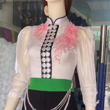 Áo cóm cổ đứng lụa mềm trắng tay tơ lỡ, đá nhỏ cổ hoa ren hồng - Giá chỉ 350.000₫ Áo cóm cổ đứng lụa mềm trắng tay tơ lỡ, đá nhỏ cổ hoa ren hồng - Giá chỉ 350.000₫
