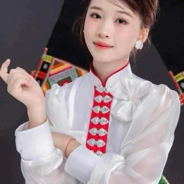 Áo cóm cổ đứng phi bóng trắng nẹp đỏ nơ 1 cánh bươm tay tơ dài – Đẹp dân tộc Thái, giảm còn 250.000đ 2
