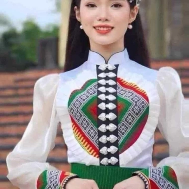 Áo cóm cổ đứng phi bóng trắng piêu tay tơ dài - Áo dân tộc Thái giảm còn 300.000₫