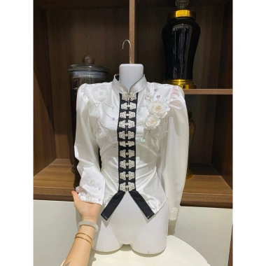 Áo cóm cổ đứng phi bóng trắng tay dài, cúc mới đá cổ hoa đôi, dân tộc Thái - Giá 450k 2 Áo cóm cổ đứng phi bóng trắng tay dài, cúc mới đá cổ hoa đôi, dân tộc Thái - Giá 450k 2
