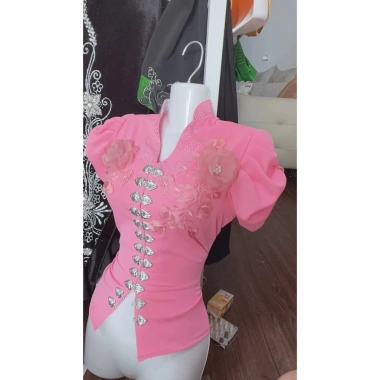 Áo cóm cổ đứng V lụa hàn hồng nẹp, tay nơ hoa đôi 2 bên - Đẹp dân tộc Thái, giảm còn 300.000₫ 3