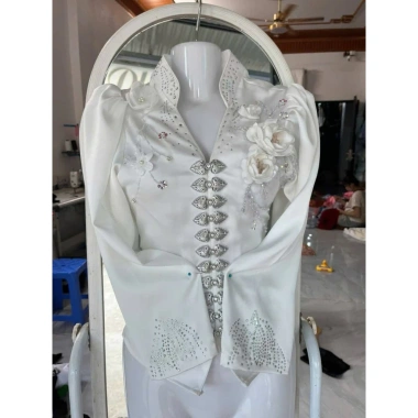 Áo cóm cổ đứng V lụa mềm trắng nẹp tay dài, hoa đôi rễ cây - ưu đãi 450.000₫ 2 Áo cóm cổ đứng V lụa mềm trắng nẹp tay dài, hoa đôi rễ cây - ưu đãi 450.000₫ 2