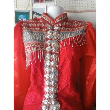 Áo cóm cổ đứng V vải xốp đỏ tươi thổ cẩm mới, dây xích tay tơ lỡ, chỉ 250k giá gốc 320k 2 Áo cóm cổ đứng V vải xốp đỏ tươi thổ cẩm mới, dây xích tay tơ lỡ, chỉ 250k giá gốc 320k 2