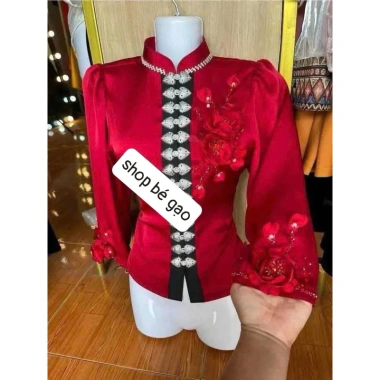 Áo cóm cổ đứng vải nhũ kim tuyến đỏ đô, tay dài, khâu đá cổ hoa đỏ, giá 500k 2 Áo cóm cổ đứng vải nhũ kim tuyến đỏ đô, tay dài, khâu đá cổ hoa đỏ, giá 500k 2