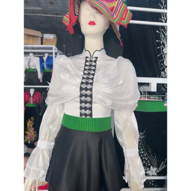 Áo cóm cổ sóng lụa mềm trắng 2 cánh bươm tay tơ dài xoè - Thiết kế bấm hoa, phong cách dân tộc Thái, giá 300.000₫ 2