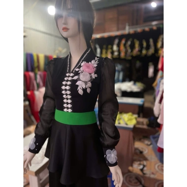 Áo cóm cổ V lụa hàn đen nẹp đen tay tơ dài, đá nhỏ cổ hoa đôi hồng trắng măng sét, giá giảm 350.000 VNĐ 2