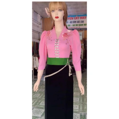 Áo cóm cổ V lụa Hàn hồng nẹp, tay lỡ dài hoa đôi 2 bên – áo dân tộc Thái giảm giá 350k 2