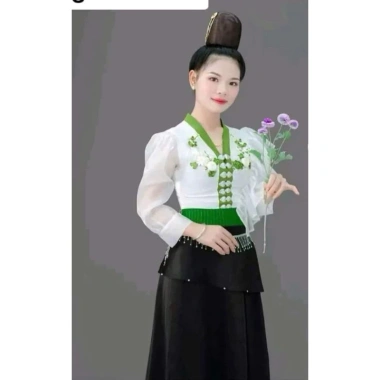 Áo cóm cổ V lụa hàn trắng tơ riềm tay lỡ dài, khâu hoa cung – Dáng đẹp dân tộc Thái, 350.000₫