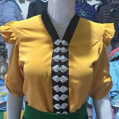 Áo cóm cổ V lụa hàn vàng nẹp đen tay nơ dây ngọc - Giá chỉ 250.000, áo dân tộc Thái sang trọng 2 Áo cóm cổ V lụa hàn vàng nẹp đen tay nơ dây ngọc - Giá chỉ 250.000, áo dân tộc Thái sang trọng 2