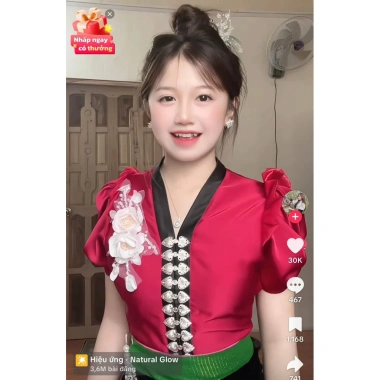 Áo cóm cổ V lụa mềm đỏ đô nẹp đen, riềm tay nơ, hoa đôi lụa trắng - Giá 300k 2 Áo cóm cổ V lụa mềm đỏ đô nẹp đen, riềm tay nơ, hoa đôi lụa trắng - Giá 300k 2