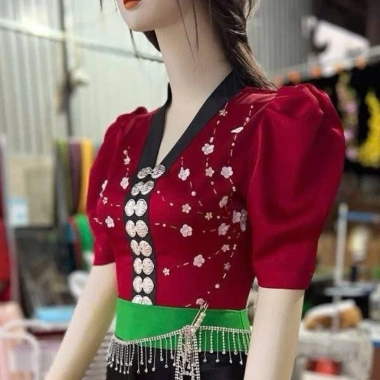 Áo cóm cổ V lụa mềm đỏ đô nẹp đen tay cộc hoa rễ - dân tộc Thái, giảm còn 350k
