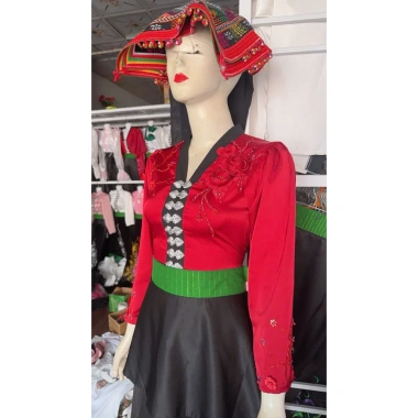 Áo cóm cổ V lụa mềm đỏ đô nẹp đen tay dài - hoa đôi đỏ, áo dân tộc Thái, giảm giá 450k 4 Áo cóm cổ V lụa mềm đỏ đô nẹp đen tay dài - hoa đôi đỏ, áo dân tộc Thái, giảm giá 450k 4