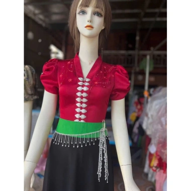 Áo cóm cổ V lụa mềm đỏ đô, tay nẹp đỏ nơ rễ 2 bên - Giá ưu đãi 350.000₫ Áo cóm cổ V lụa mềm đỏ đô, tay nẹp đỏ nơ rễ 2 bên - Giá ưu đãi 350.000₫