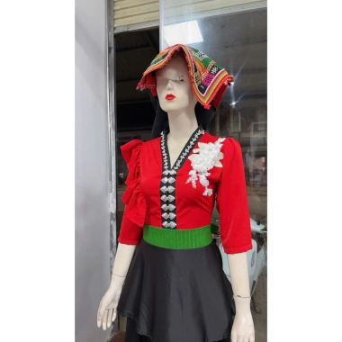Áo cóm cổ V lụa mềm đỏ tươi, bèo riềm nẹp đen, tay lỡ dài, đá to hoa cúc trắng - Dân tộc Thái 2 Áo cóm cổ V lụa mềm đỏ tươi, bèo riềm nẹp đen, tay lỡ dài, đá to hoa cúc trắng - Dân tộc Thái 2