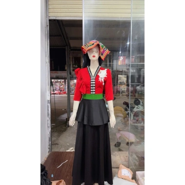 Áo cóm cổ V lụa mềm đỏ tươi, bèo riềm nẹp đen, tay lỡ dài, đá to hoa cúc trắng - Dân tộc Thái 3 Áo cóm cổ V lụa mềm đỏ tươi, bèo riềm nẹp đen, tay lỡ dài, đá to hoa cúc trắng - Dân tộc Thái 3