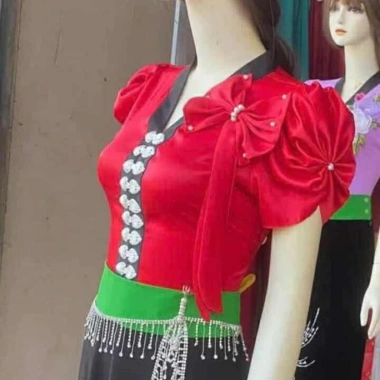Áo cóm cổ V lụa mềm đỏ tươi nẹp đen nơ tay - Thiết kế dân tộc Thái, giảm còn 250.000₫ 2 Áo cóm cổ V lụa mềm đỏ tươi nẹp đen nơ tay - Thiết kế dân tộc Thái, giảm còn 250.000₫ 2