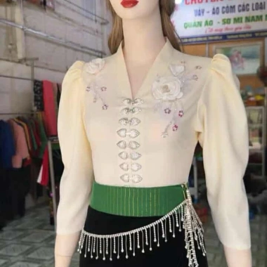 Áo cóm cổ V lụa mềm kem nẹp tay lỡ dài hoa đôi trắng 2 bên - Áo dân tộc Thái 350k 2