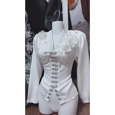 Áo cóm cổ V lụa mềm trắng nẹp tay dài, hoa đôi trắng, rễ cây hoa quanh tay - Dân tộc Thái 400k 2 Áo cóm cổ V lụa mềm trắng nẹp tay dài, hoa đôi trắng, rễ cây hoa quanh tay - Dân tộc Thái 400k 2