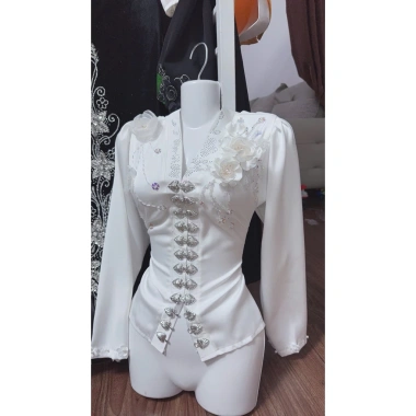 Áo cóm cổ V lụa mềm trắng nẹp tay dài, hoa đôi trắng, rễ cây hoa quanh tay - Dân tộc Thái 400k 3 Áo cóm cổ V lụa mềm trắng nẹp tay dài, hoa đôi trắng, rễ cây hoa quanh tay - Dân tộc Thái 400k 3