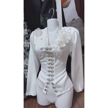 Áo cóm cổ V lụa mềm trắng nẹp tay dài, hoa đôi trắng, rễ cây hoa quanh tay - Dân tộc Thái 400k 4 Áo cóm cổ V lụa mềm trắng nẹp tay dài, hoa đôi trắng, rễ cây hoa quanh tay - Dân tộc Thái 400k 4
