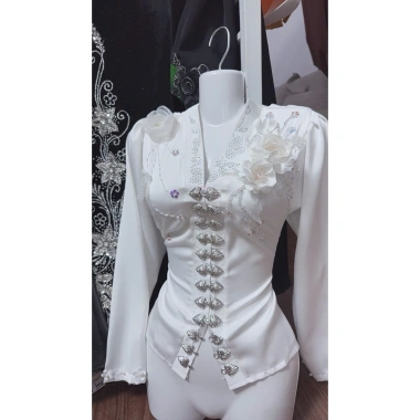 Áo cóm cổ V lụa mềm trắng nẹp tay dài, hoa đôi trắng, rễ cây hoa quanh tay - Dân tộc Thái 400k 5 Áo cóm cổ V lụa mềm trắng nẹp tay dài, hoa đôi trắng, rễ cây hoa quanh tay - Dân tộc Thái 400k 5