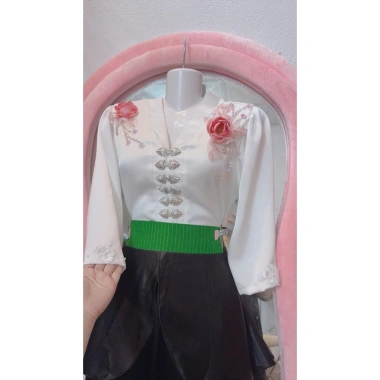 Áo cóm cổ V lụa mềm trắng nẹp tay lỡ hoa đôi hồng, áo dân tộc Thái giá 320k 3 Áo cóm cổ V lụa mềm trắng nẹp tay lỡ hoa đôi hồng, áo dân tộc Thái giá 320k 3