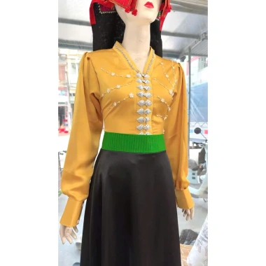 Áo cóm cổ V lụa mềm vàng nẹp tay dài rễ toả 2 bên – Dân tộc Thái 350.000₫ 2 Áo cóm cổ V lụa mềm vàng nẹp tay dài rễ toả 2 bên – Dân tộc Thái 350.000₫ 2