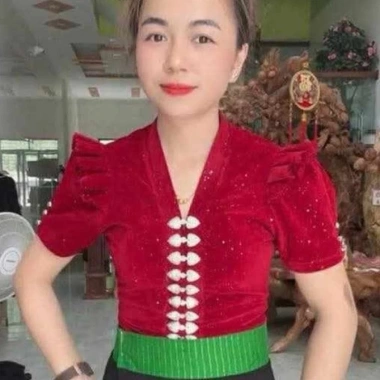 Áo cóm cổ V nhung đỏ kim tuyến, nẹp đỏ, riềm tay cộc - Dân tộc Thái, giảm còn 250k 2