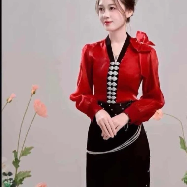 Áo cóm cổ V phi bóng đỏ đô, nẹp đen, nơ tay tơ dài – Giá ưu đãi 250.000₫ 2